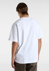 T-shirt en coton blanc à manches courtes et encolure ras du cou classique. Il présente un ourlet droit et une coupe décontractée. Design minimaliste, sans logos visibles.