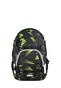Schwarzer Rucksack mit grünen geometrischen Mustern, ausgestattet mit reflektierenden Akzenten, verstellbaren Trägern, mehreren Fächern und einem Logo-Patch.