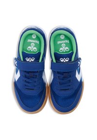 Baskets de sport bleues avec une tige en maille, accents blancs et une sangle Velcro. Dispose d'une semelle intérieure verte et d'une semelle extérieure en caoutchouc naturel.
