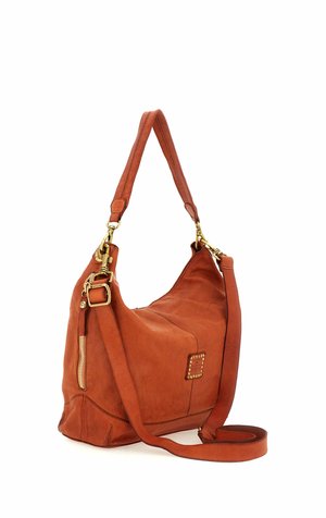 Borsa a tracolla in pelle marrone con cerniera dorata e tracolla regolabile, con una piccola toppa logo quadrata borchiata sul lato.