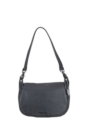 Bolso de hombro de cuero negro texturizado con una sola correa y una pequeña etiqueta metálica redonda adjunta cerca del cierre.
