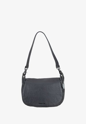 Sac à bandoulière en cuir noir texturé avec une seule sangle et une petite étiquette métallique ronde attachée près du fermoir.