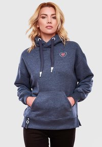 Felpa blu navy realizzata in tessuto morbido, con tasca frontale, cappuccio regolabile con cordino e un emblema distintivo sul petto.