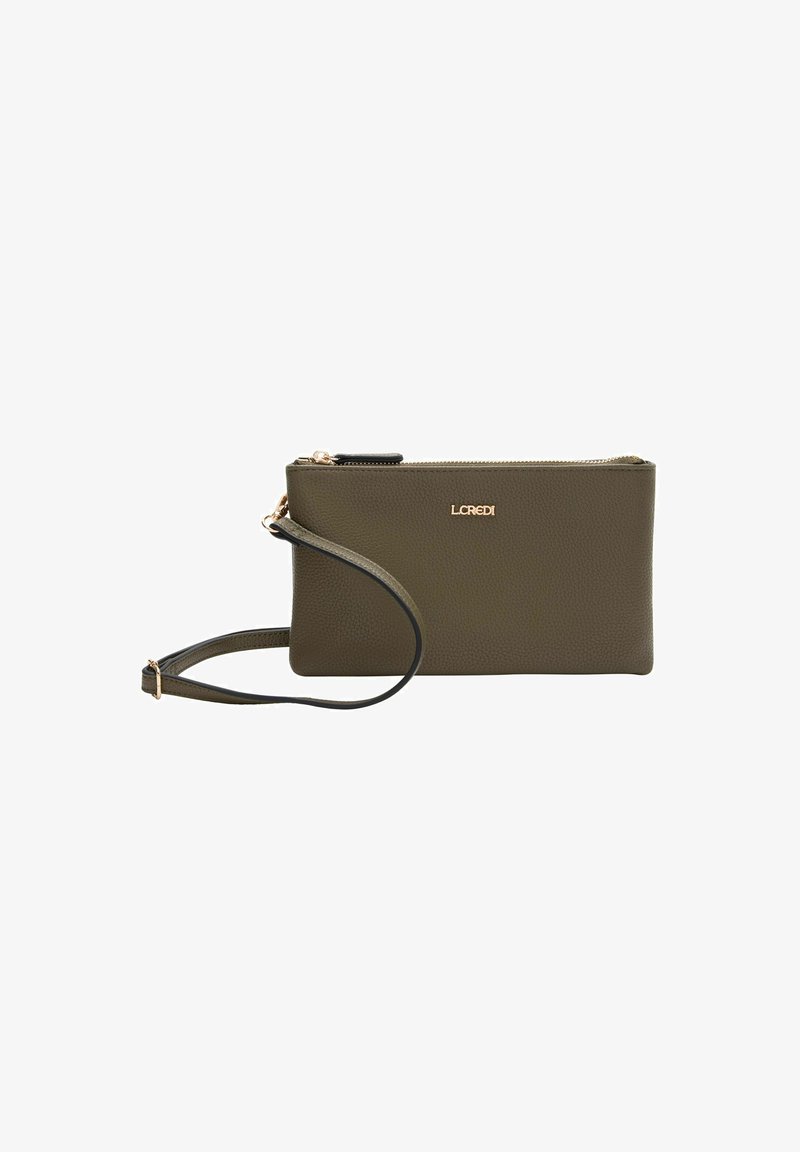 Clutch in pelle testurizzata verde oliva con logo dorato. Presenta una chiusura a zip e una tracolla staccabile. Forma rettangolare sottile.