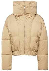 Chaqueta acolchada beige con cuello alto, cremallera frontal y cintura elástica. Presenta un acabado acolchado y bolsillos laterales.