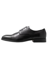 Scarpa da uomo in pelle nera con finitura liscia, punta arrotondata e cinque occhielli. Presenta cuciture sottili e una suola piatta in gomma.