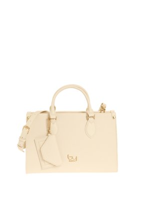 Borsa rettangolare beige con due manici, tracolla regolabile e due etichette in pelle beige con dettagli dorati.