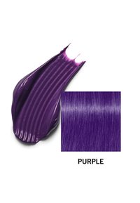 Colorant violet présenté sous forme d'une masse texturée, à côté d'une mèche de cheveux lisse et brillante de la même couleur. Étiquette : "VIOLET."