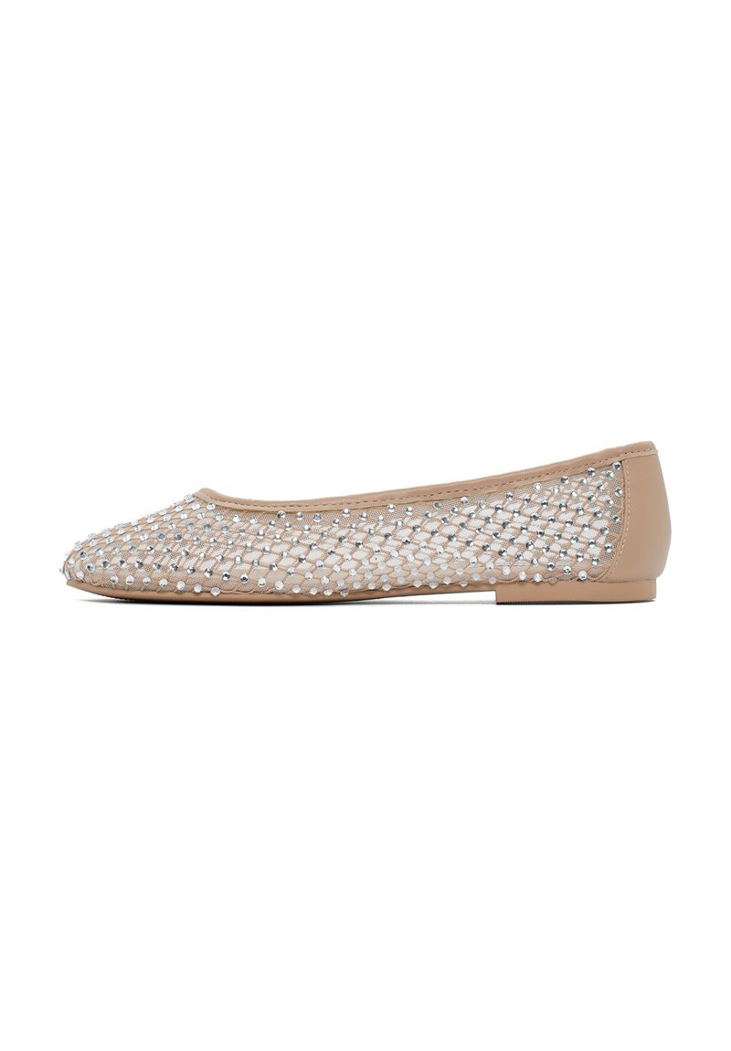 Scarpa piatta beige con un design a rete intrecciata e accenti metallici. Punta arrotondata e tacco basso. Texture liscia con dettagli decorativi.