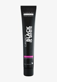 Il dentifricio Curaprox Black is White in un tubo nero. Presenta testo bianco con "Sbiancamento con Fluoro," "Carbonio Attivato," e un'etichetta a tonalità rosa.