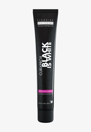 Curaprox Black is White Zahnpasta in einer schwarzen Tube. Mit weißem Text, der "Fluorid-Zahnaufhellung", "Aktivkohle" und einem Akzentetikett in Pink zeigt.