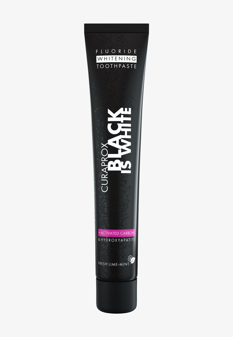 Curaprox Black is White tandpasta in een zwarte tube. Bevat witte tekst met "Fluoride Whitener," "Geactiveerde Koolstof," en een roze accentlabel.