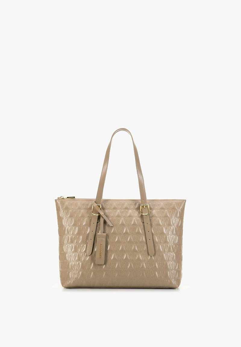 Beige synthetische tote bag met een getextureerd driehoekig patroon, dubbele schouderbanden, goudkleurige hardware en ritsluiting. Inclusief een logo-label.