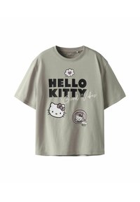 Lys grå t-shirt med korte ærmer, der har en "Hello Kitty" grafik, legende skrifttype og to karakterillustrationer med en cupcake.