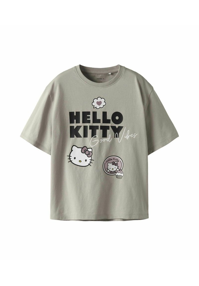 Lys grå t-shirt med korte ærmer, der har en "Hello Kitty" grafik, legende skrifttype og to karakterillustrationer med en cupcake.