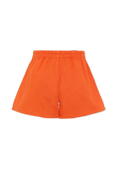 Shorts amples de couleur orange vif avec ceinture élastique, devant plat et ourlet simple, vus de dos sur fond blanc.