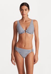 Pruhovaný bikini v námorníckej modrej a bielej farbe. Podprsenka má hlboký výstrih do V, nastaviteľné ramienka a zlaté detaily. Spodná časť má bočné akcenty.