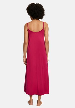 Robe maxi fuchsia avec bretelles fines, texture lisse et coupe décontractée, tombant jusqu'aux chevilles. Vue de dos montrant peu de détails.