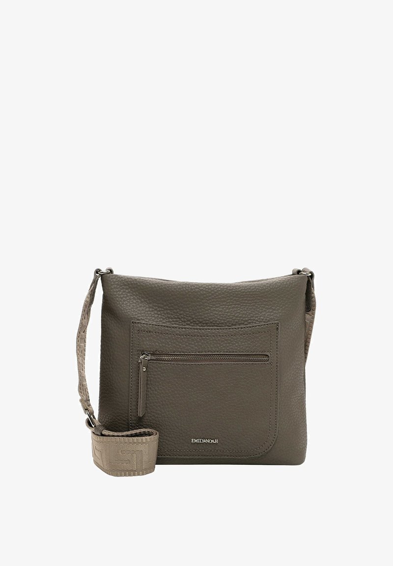 Grå læder crossbody taske med pebble-textur, frontlomme med lynlås og et mønstret bånd. Har logoaccent på forsiden.