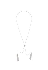 Collier multi-brins en argent avec des extrémités en pampilles, une finition métallique lisse et une fermeture à boucle réglable au centre.