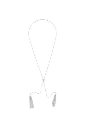 Zilveren halsketting met meerdere strengen, voorzien van kwastjes aan het uiteinde, een gladde metalen afwerking en een verstelbare lus sluiting in het midden.