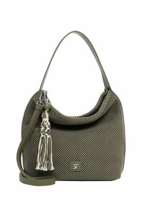 Bolso de hombro verde con textura, adorno de borla tejida, herrajes plateados y correa larga desmontable.