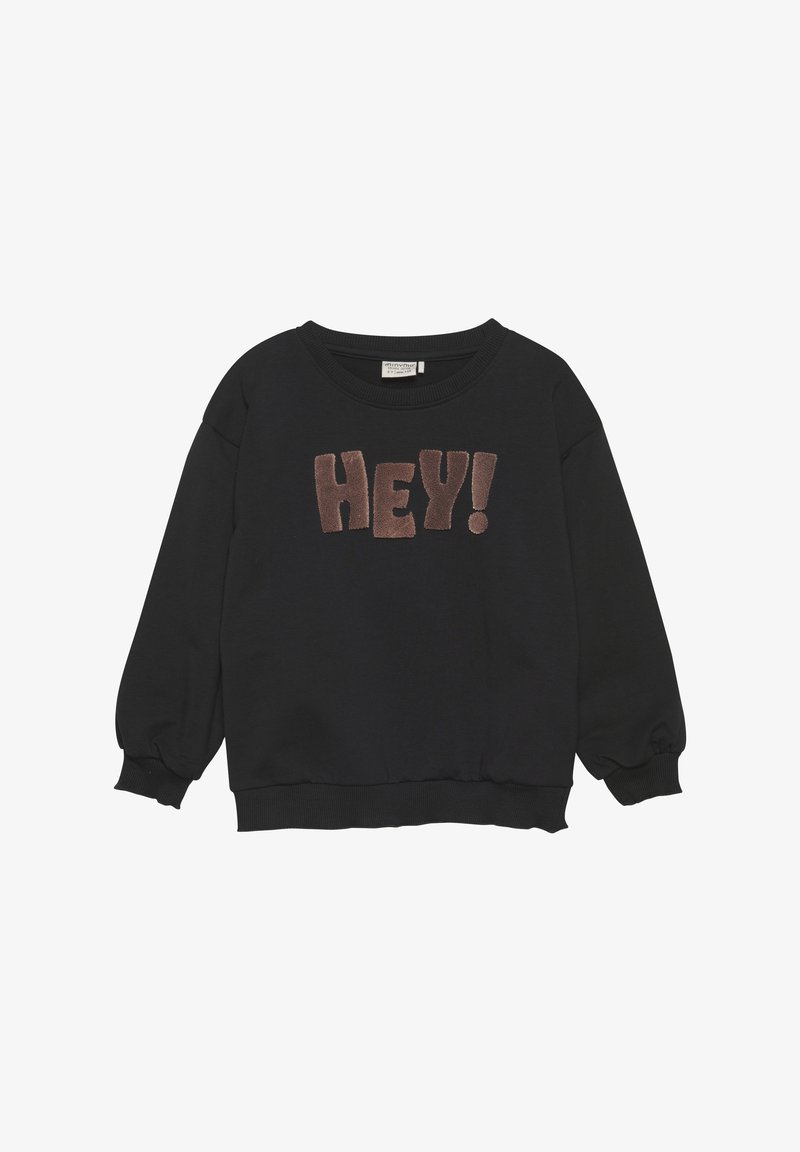 Il sudore nero presenta un coltondo e maniche lunghe arricciate. Sul davanti si trova la parola "HEY!" in una texture marrone pelosa.