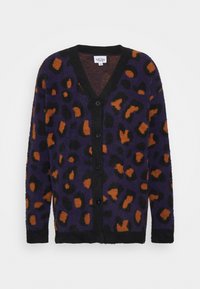 Lila cardigan med orange och svarta leopardfläckar, med djup V-hals, långa ärmar och svart knappstängning fram.
