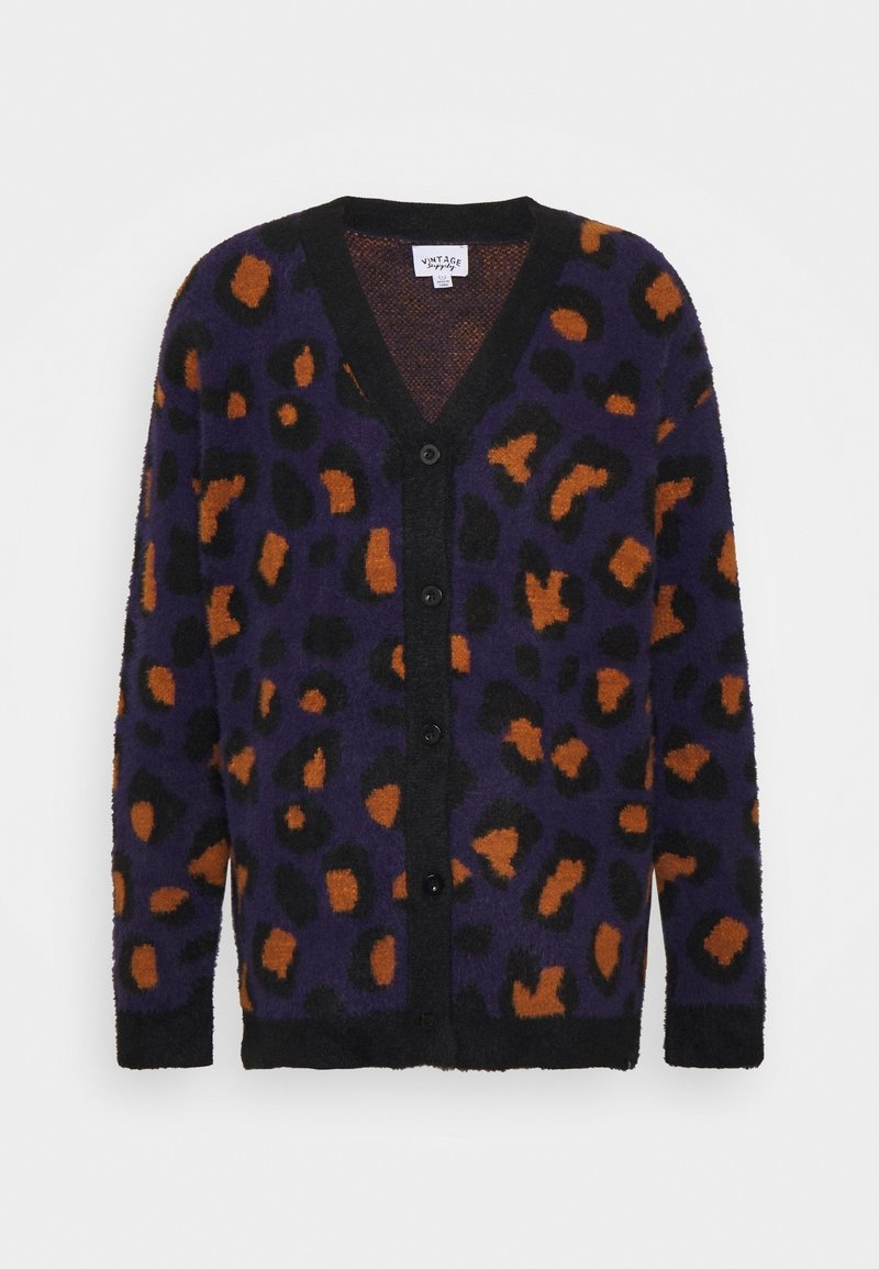 Lila cardigan med orange och svarta leopardfläckar, med djup V-hals, långa ärmar och svart knappstängning fram.