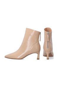 Nude kožené kotníkové boty s špičatou špičkou, nízkým blokovým podpatkem a bočním zipem pro snadné obouvání. Hladká textura a elegantní design.