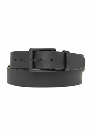 Czarny skórzany pasek z matową czarną prostokątną klamrą, widoczne trzy otwory do regulacji oraz pętelka na pasku na białym tle.