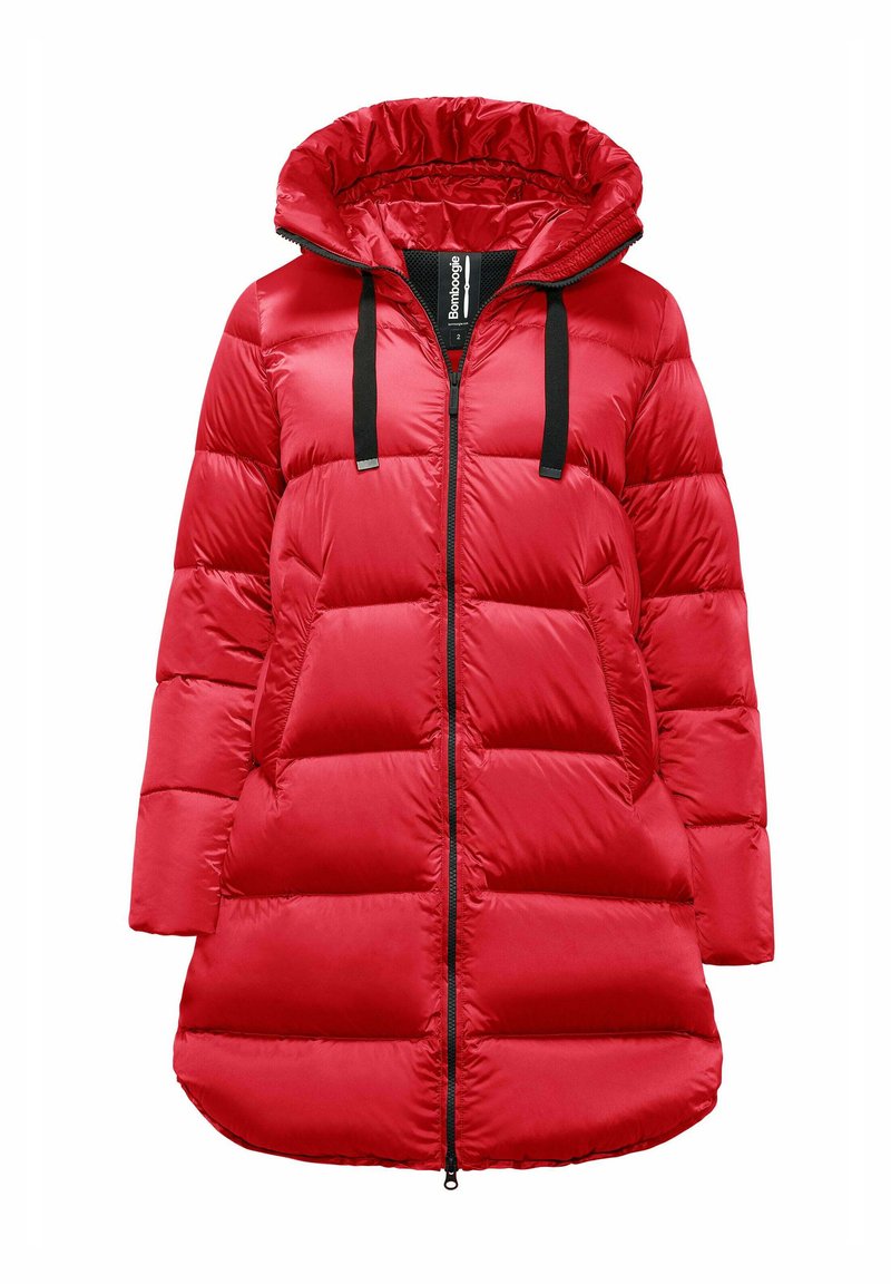 Rode pufferjack met een capuchon, voorzien van een ritssluiting aan de voorkant, zwarte accenten, een gequilt textuur en een langere snit die extra bedekking biedt.