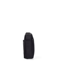 Borsa a spalla nera realizzata in tessuto texturizzato, con tasca laterale con zip e tracolla regolabile, dal design compatto e rettangolare.