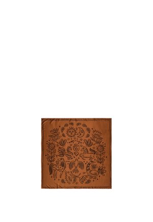 Bufanda cuadrada de algodón marrón con motivos florales y animales en negro, incluidos caballos y aves, contorneada con un borde cosido.