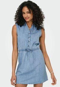 ONLY NORMAL GESCHNITTEN V-AUSSCHNITT MIDI - Haljina od trapera - light blue denim