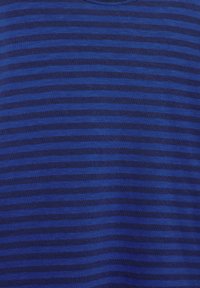 Blauwe en marineblauwe horizontale gestreepte stoftextuur met gelijkmatig verdeelde smalle strepen.