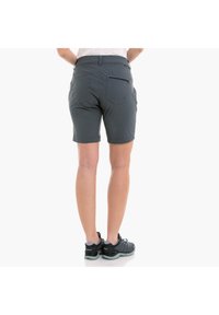 Pantalones cortos grises con un diseño ajustado, que cuentan con un bolsillo trasero con cremallera, de corta longitud y textura suave. Adecuados para el uso activo.