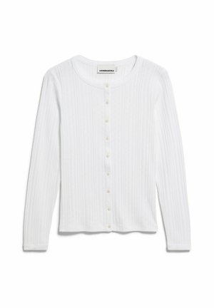 Weißes, langärmliges, geripptes Cardigan mit kleinen Knöpfen vorne und rundem Ausschnitt, flach auf weißem Hintergrund liegend.