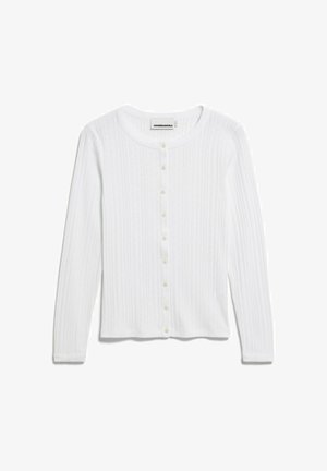 Cardigan blanc à manches longues en maille côtelée avec petits boutons sur le devant et un col rond, posé à plat sur un fond blanc.