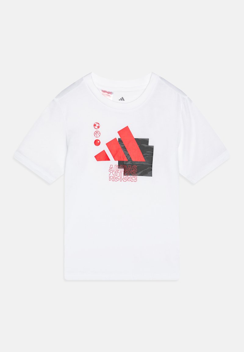 Hvit bomulls T-skjorte med et svart og rødt grafisk design, inkludert Adidas-logoen og sportssymboler. Korte ermer, rund hals.