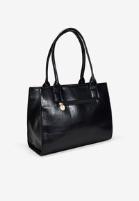 Bolso tote de cuero negro con dos asas, forma estructurada y un bolsillo con cremallera en la parte delantera. Presenta un acento de herrajes en tono dorado. Textura suave.