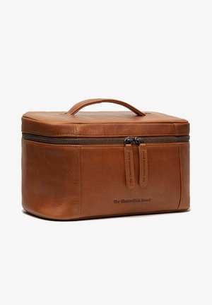 Borsa cosmetica in pelle marrone con forma rettangolare, manico superiore, chiusura con doppia cerniera e logo del brand impresso su un lato.