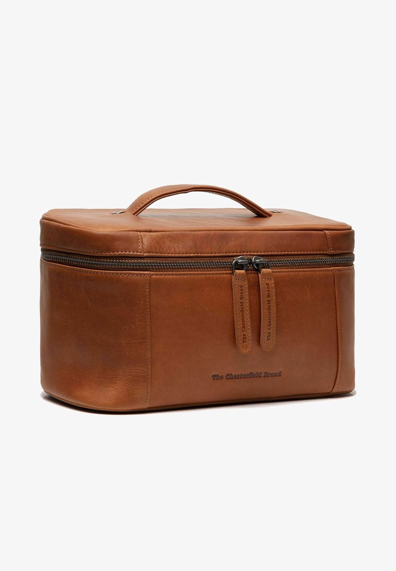 Neceser de cuero marrón con forma rectangular, asa superior, cierre de doble cremallera y logotipo de la marca en relieve en el lateral.