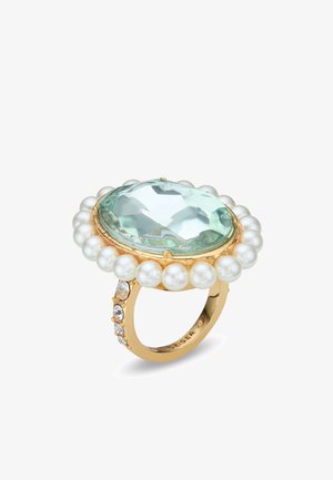 Anello d'oro con grande gemma ovale azzurro pallido circondata da perle bianche e piccoli cristalli trasparenti sulla fascia.