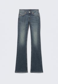 Jean en denim bleu évasé avec une finition délavée, cinq poches, surpiqûres contrastantes et une fermeture à bouton à la taille.