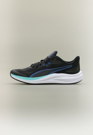 Chaussure de course noire avec des accents bleus et turquoise, semelle blanche et tige en mesh, présentée de côté sur un fond clair et uni.