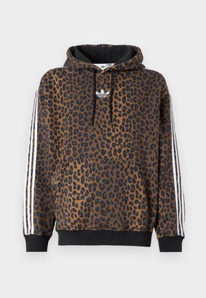 Haut à capuche en imprimé léopard brun et noir avec des poignets noirs, une poche avant, un logo Adidas blanc sur la poitrine et des rayures blanches sur les manches.