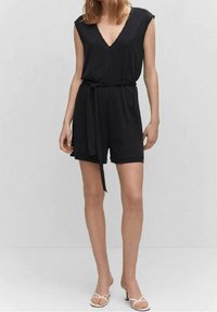 Czarny kombinezon bez rękawów z dekoltem w kształcie litery V, paskiem w talii i szortami. Gładki materiał o jednolitej fakturze, minimalistyczny design.