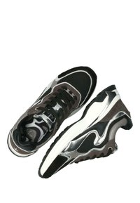 Černé a šedé tenisky s materiály z síťoviny a semiše, s rounded tvarem, stříbrnými akcenty, texturovanými podrážkami a odvážnými designovými liniemi.