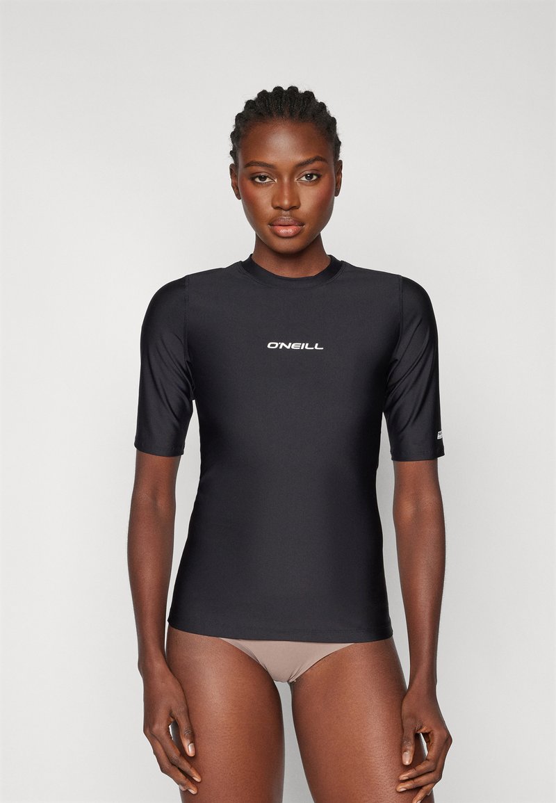 Čierny krátky rukáv rash guard z elastického materiálu, so malým bielym logom O'Neill na hrudi a štíhlym strihom.